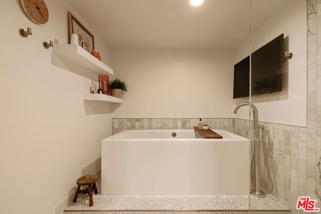 Image 10 of property listing at 10450 Wilshire Boulevard 7E, Los Angeles, CA 90024