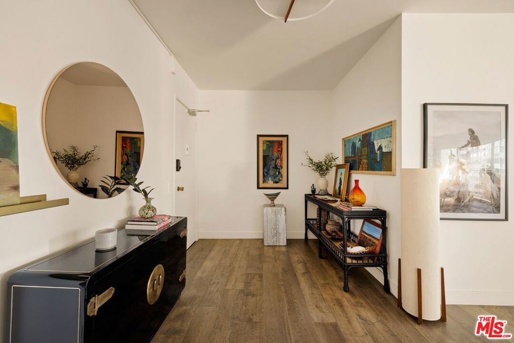 Image 14 of property listing at 10450 Wilshire Boulevard 7E, Los Angeles, CA 90024