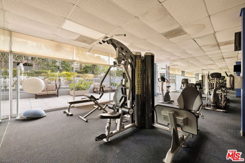 Image 18 of property listing at 10450 Wilshire Boulevard 7E, Los Angeles, CA 90024