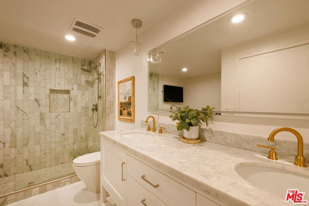 Image 9 of property listing at 10450 Wilshire Boulevard 7E, Los Angeles, CA 90024