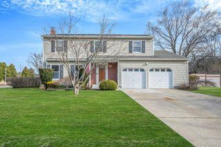 71 Loop Drive, Sayville, NY 11782