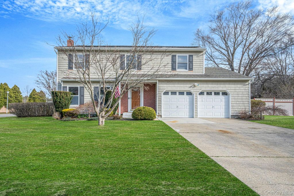 71 Loop Drive, Sayville, NY 11782