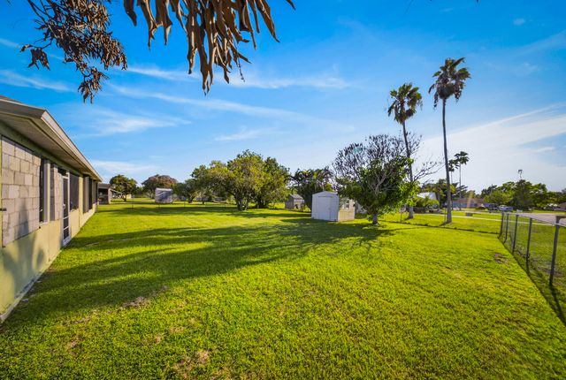 1462 SE NORTH BALCOURT Court SE, Port St. Lucie, Port St Lucie, FL 34952