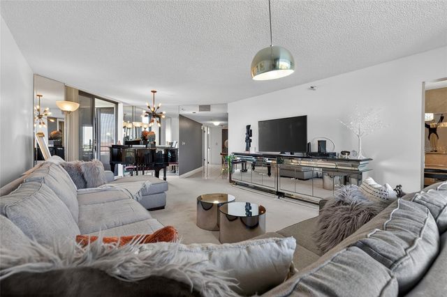 5950 PELICAN BAY PLAZA S 406, Gulfport, FL 33707