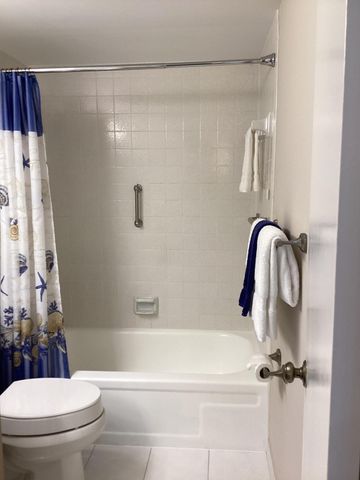 410 Pine Glen Lane B-2, Greenacres, FL 33463