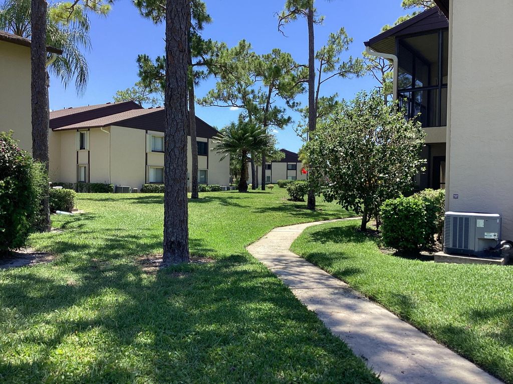 410 Pine Glen Lane B-2, Greenacres, FL 33463