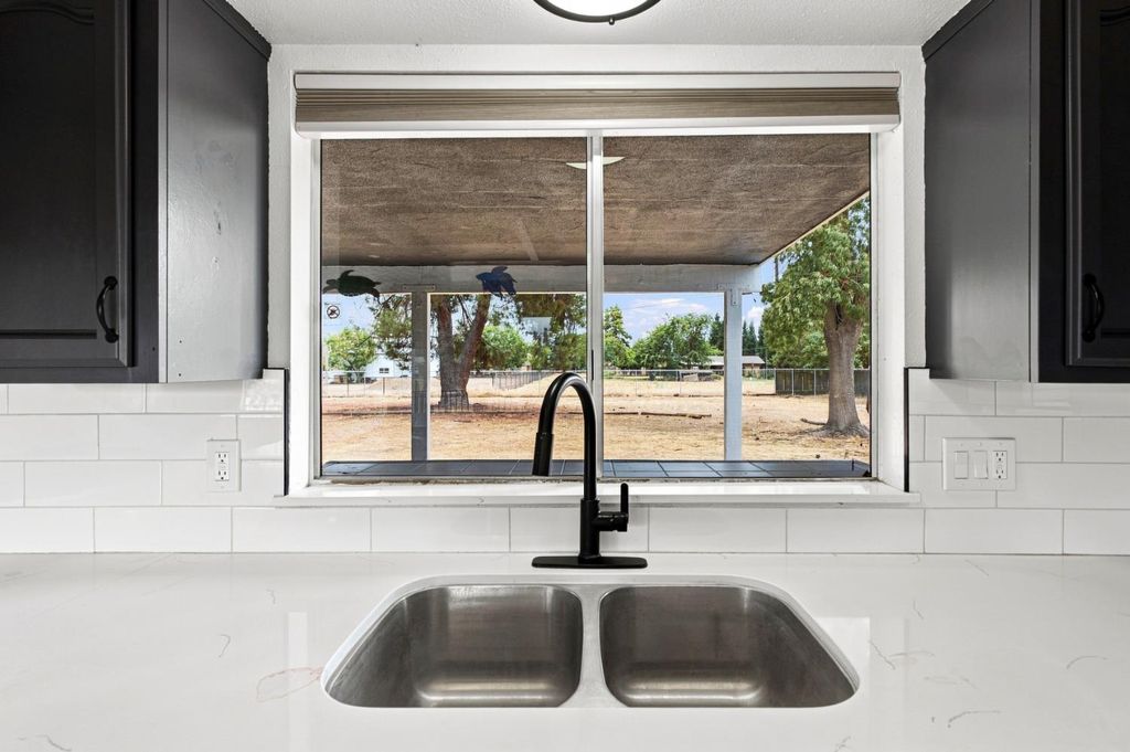 Image 15 of property listing at 36080 Montrose Place, Madera, CA 93636