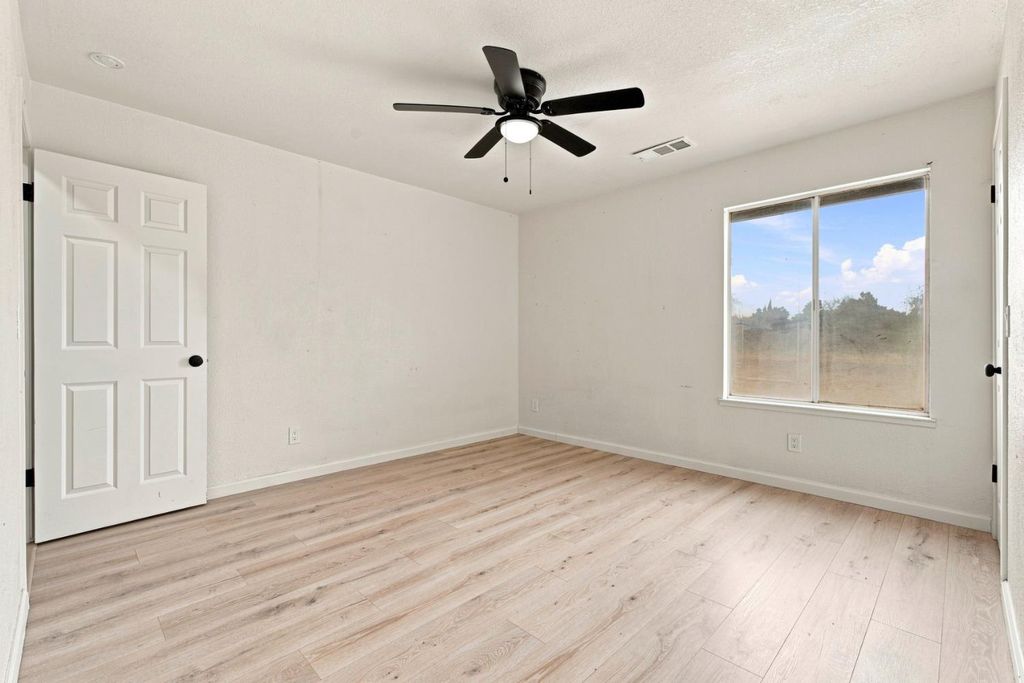 Image 27 of property listing at 36080 Montrose Place, Madera, CA 93636