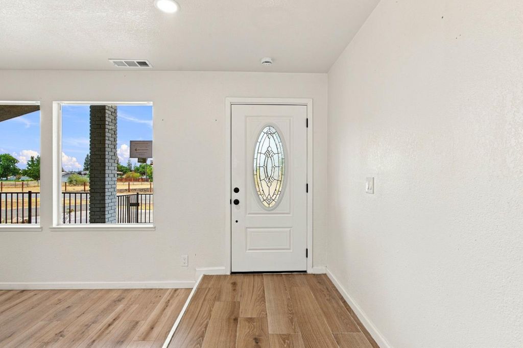 Image 4 of property listing at 36080 Montrose Place, Madera, CA 93636