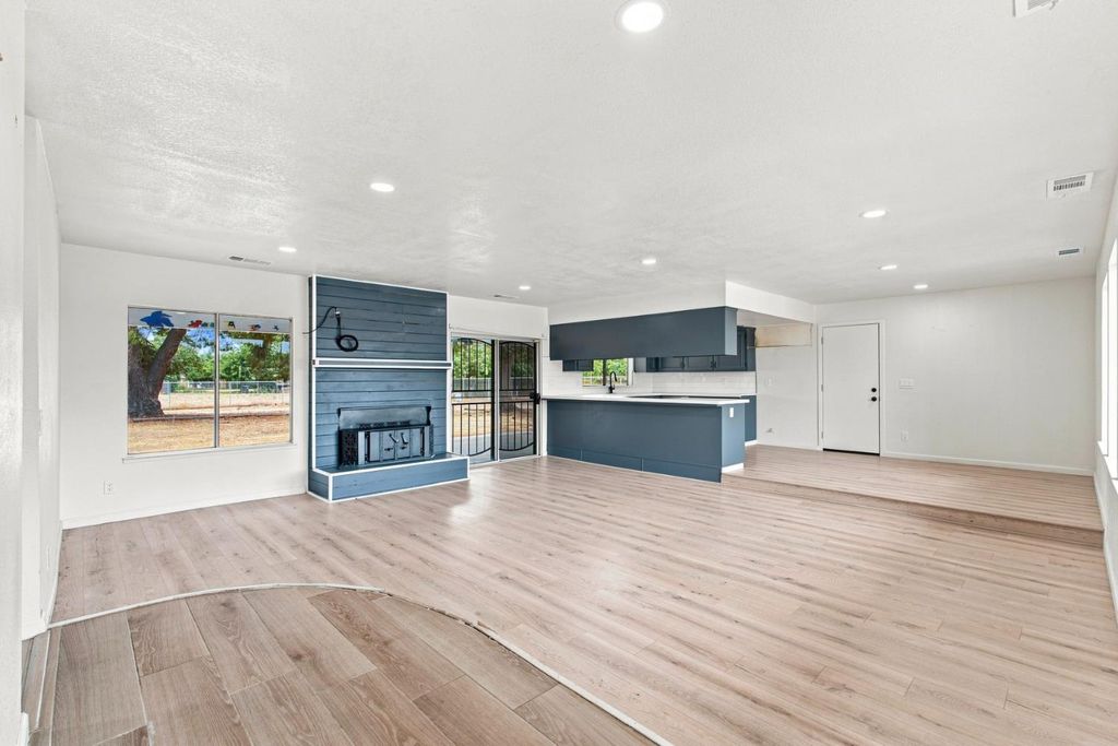 Image 5 of property listing at 36080 Montrose Place, Madera, CA 93636