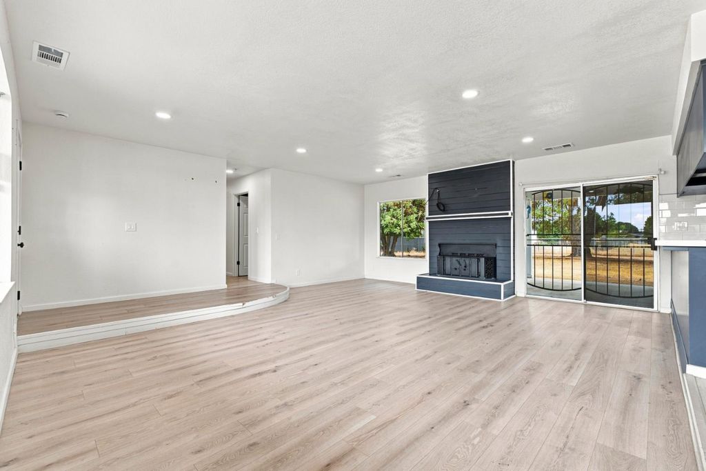 Image 8 of property listing at 36080 Montrose Place, Madera, CA 93636
