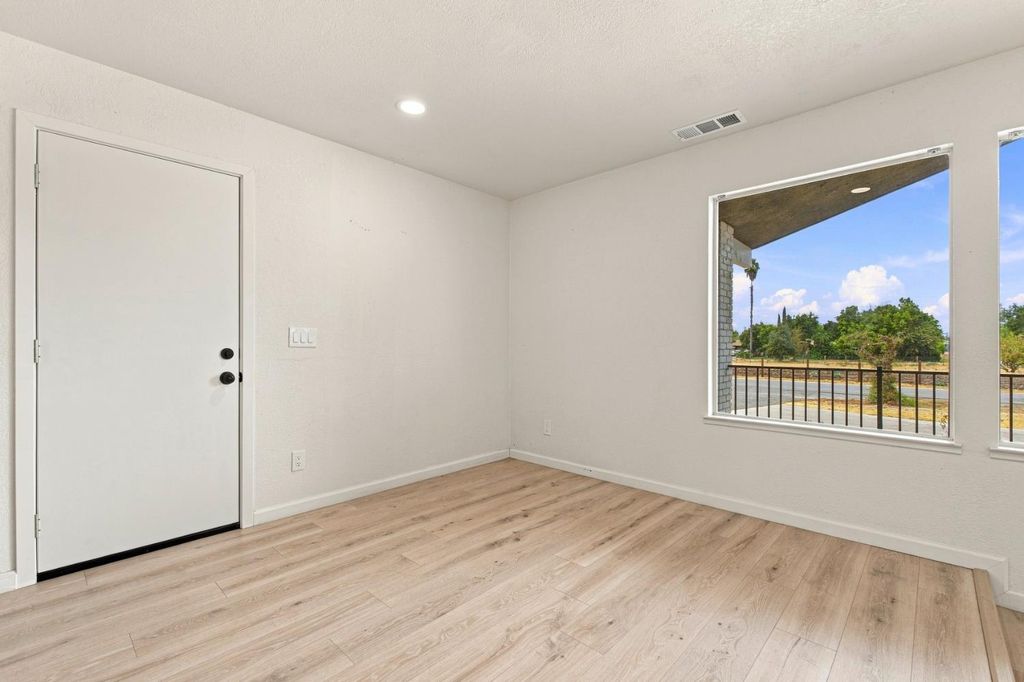 Image 9 of property listing at 36080 Montrose Place, Madera, CA 93636