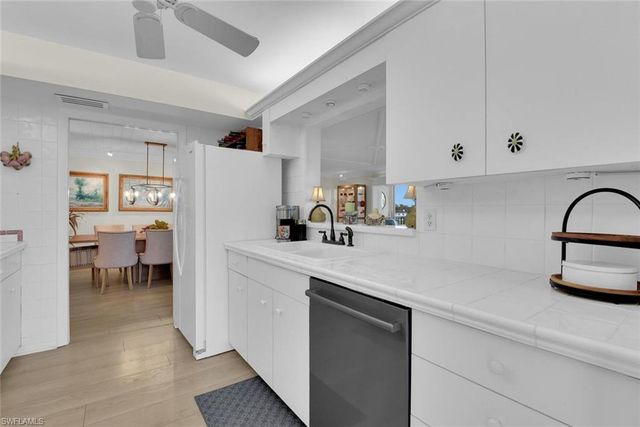 222 Harbour DR 403, Naples, FL 34103
