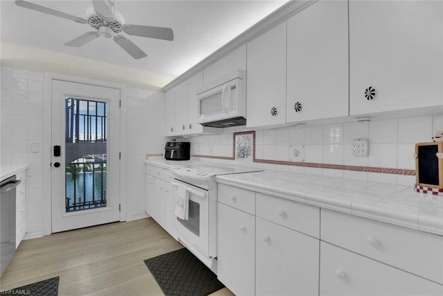 222 Harbour DR 403, Naples, FL 34103