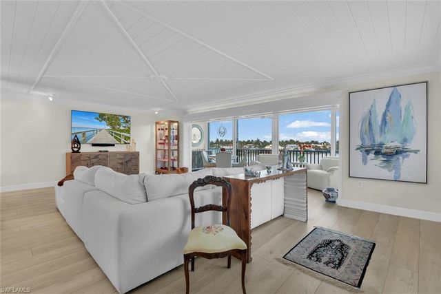 222 Harbour DR 403, Naples, FL 34103