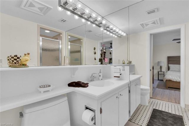 222 Harbour DR 403, Naples, FL 34103