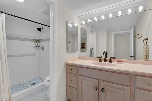 222 Harbour DR 403, Naples, FL 34103