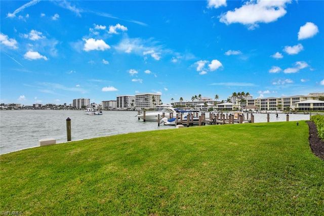 222 Harbour DR 403, Naples, FL 34103