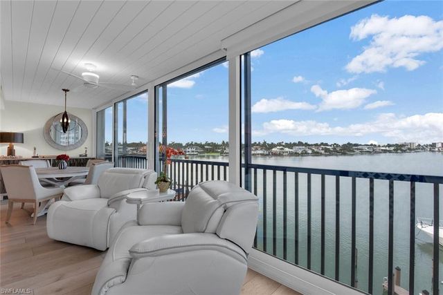 222 Harbour DR 403, Naples, FL 34103