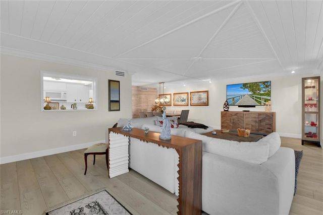 222 Harbour DR 403, Naples, FL 34103