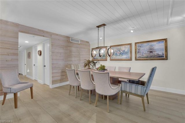 222 Harbour DR 403, Naples, FL 34103