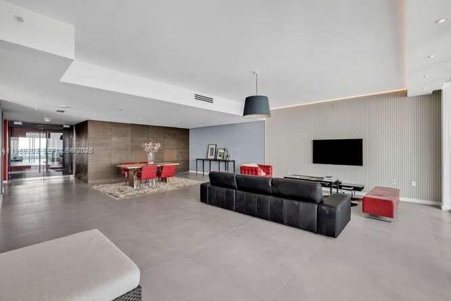 900 Biscayne Blvd 6205, Miami, FL 33132