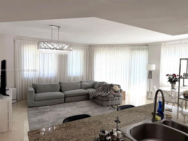 20000 E Country Club Dr 311, Aventura, FL 33180