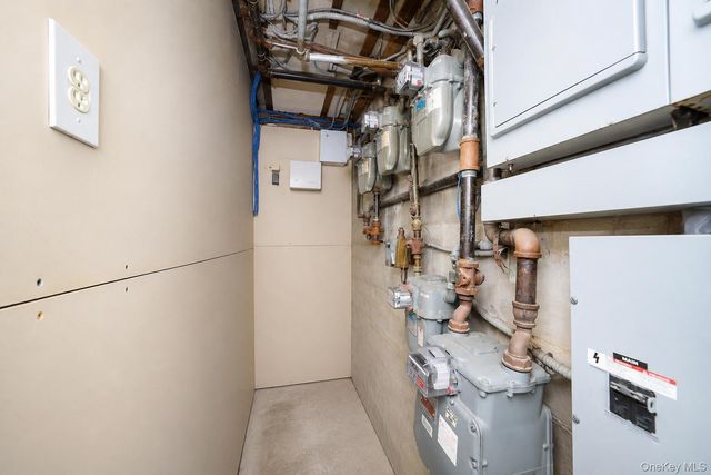 33 Avenue U, Brooklyn, NY 11223