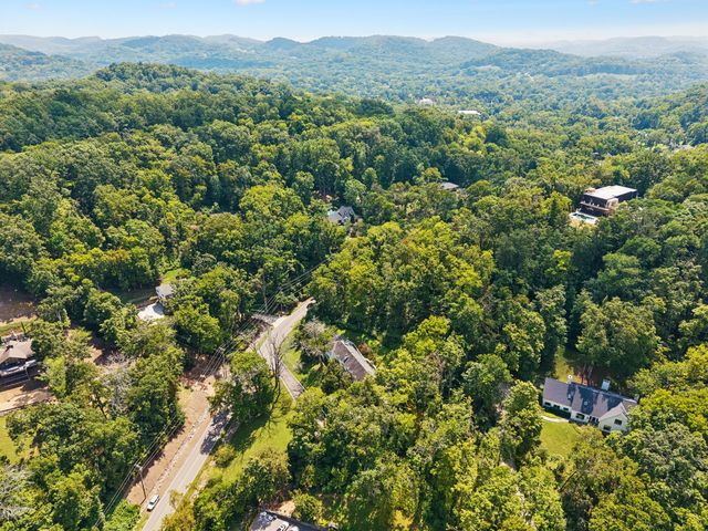 2301 Chickering Ln, Nashville, TN 37215