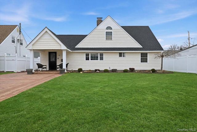 25 Gleaner Lane, Levittown, NY 11756