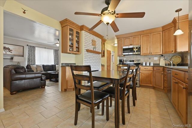 25 Gleaner Lane, Levittown, NY 11756