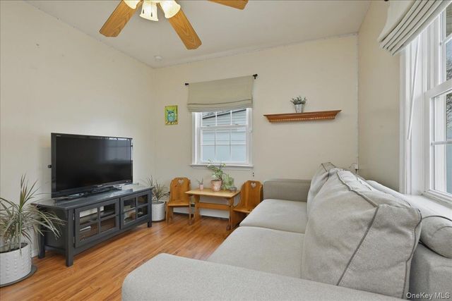 25 Gleaner Lane, Levittown, NY 11756