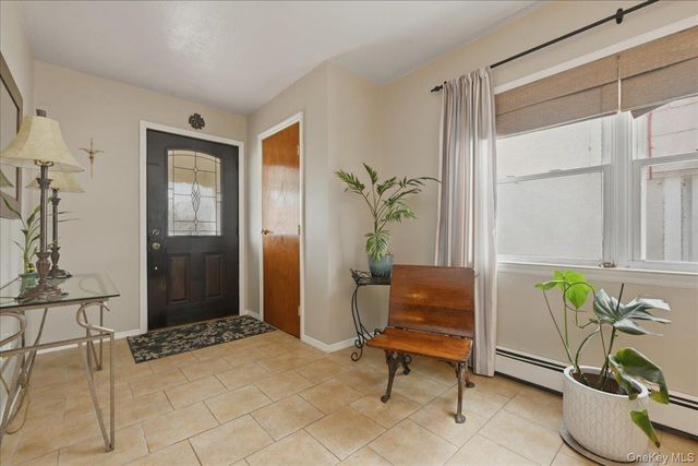 25 Gleaner Lane, Levittown, NY 11756