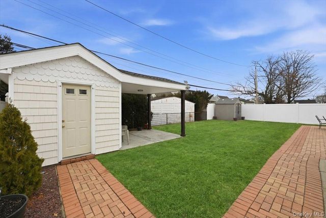 25 Gleaner Lane, Levittown, NY 11756