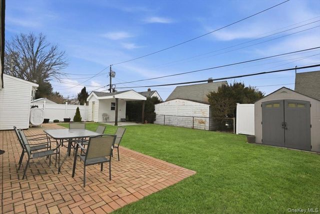 25 Gleaner Lane, Levittown, NY 11756