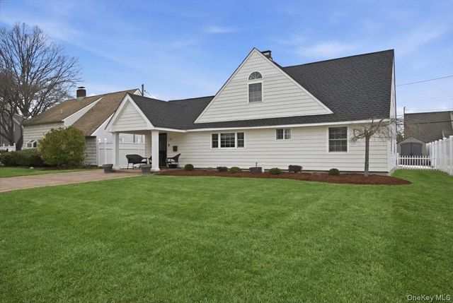 25 Gleaner Lane, Levittown, NY 11756