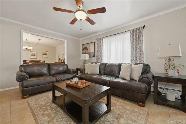 25 Gleaner Lane, Levittown, NY 11756