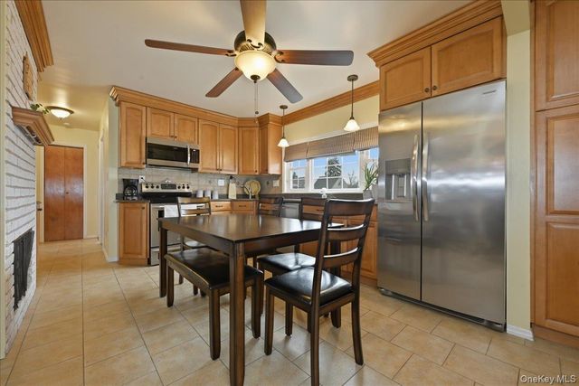 25 Gleaner Lane, Levittown, NY 11756