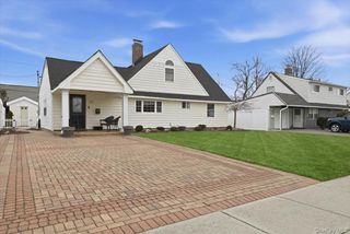 25 Gleaner Lane, Levittown, NY 11756