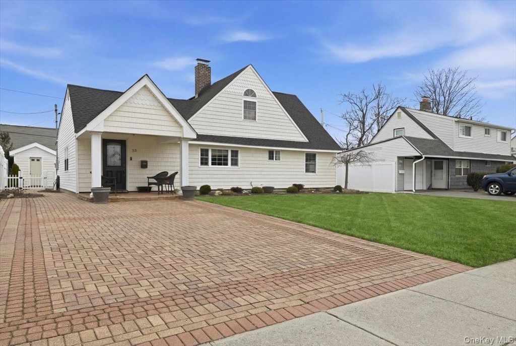 25 Gleaner Lane, Levittown, NY 11756