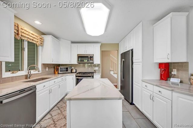 2243 Ridgemoor Court, Burton, MI 48509