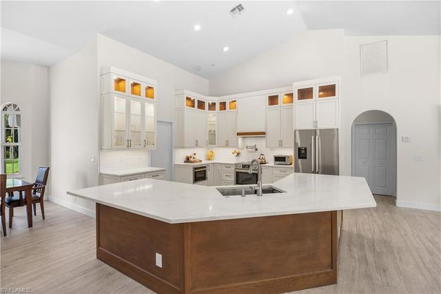 6521 Livingston Woods LN, Naples, FL 34109