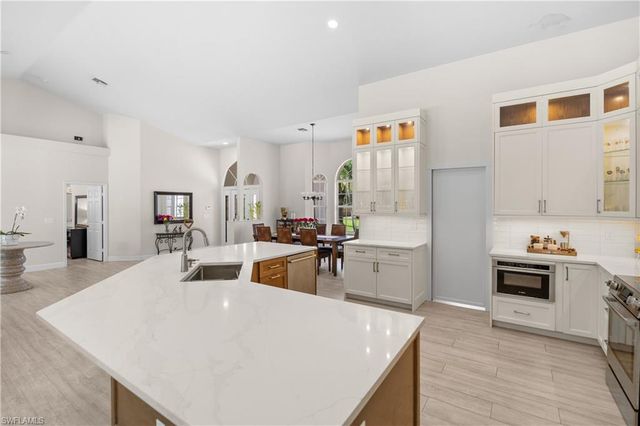 6521 Livingston Woods LN, Naples, FL 34109