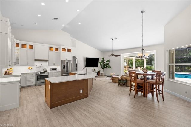 6521 Livingston Woods LN, Naples, FL 34109