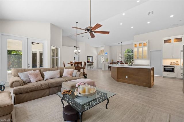 6521 Livingston Woods LN, Naples, FL 34109
