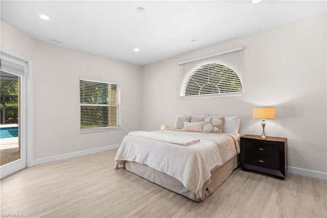 6521 Livingston Woods LN, Naples, FL 34109
