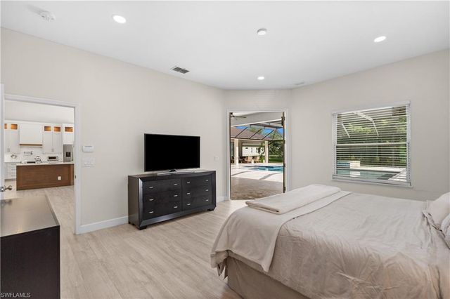 6521 Livingston Woods LN, Naples, FL 34109