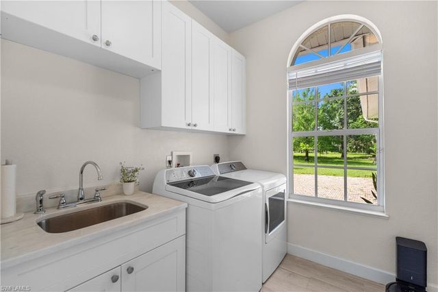 6521 Livingston Woods LN, Naples, FL 34109