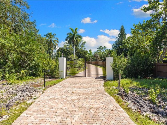 6521 Livingston Woods LN, Naples, FL 34109