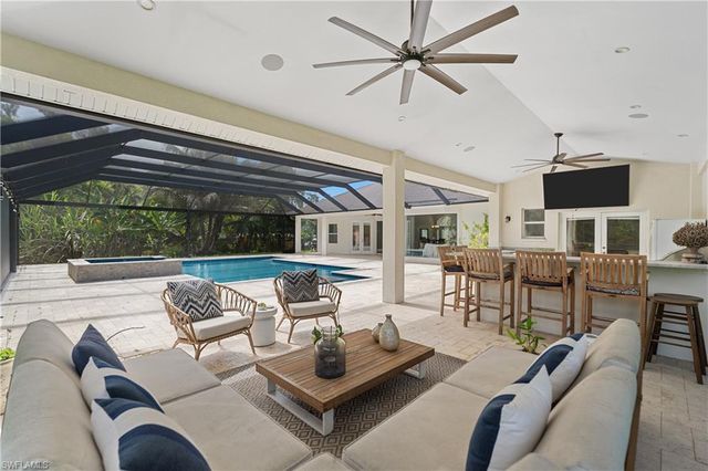 6521 Livingston Woods LN, Naples, FL 34109